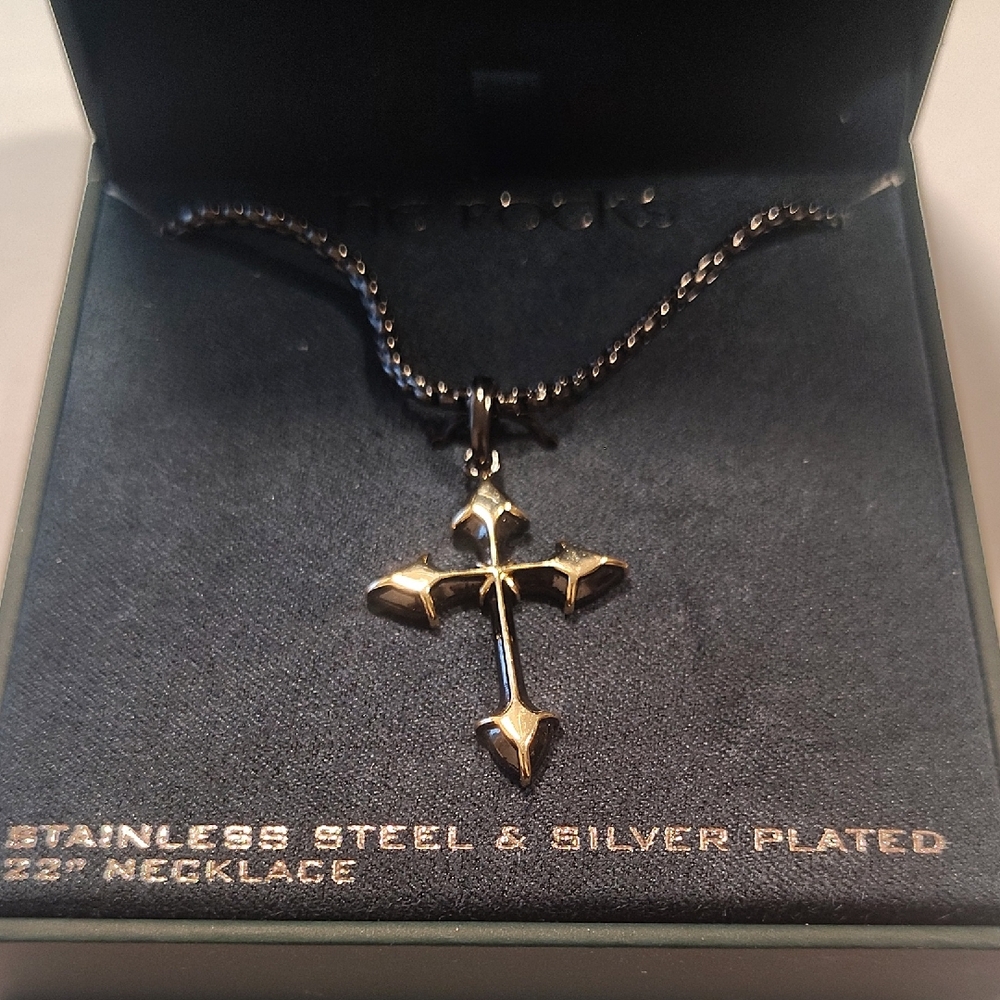 Men's Silver-Tone Cross Pendant Necklace  Stainless Steel And Silver Plating 22"
